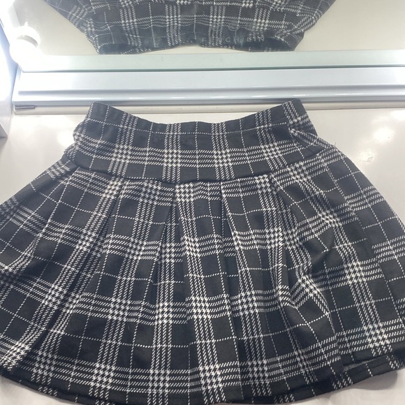Cute skirt all black with white pattern, Size small - Picture 3 of 3